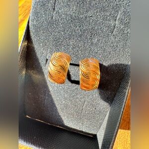 18k SAUDI Elegant Gold Wave Pattern CLIP Earrings 1.6 grams